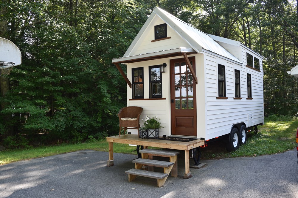 New 2017 Farmhouse Style 8’X20′ Tiny House on Wheels